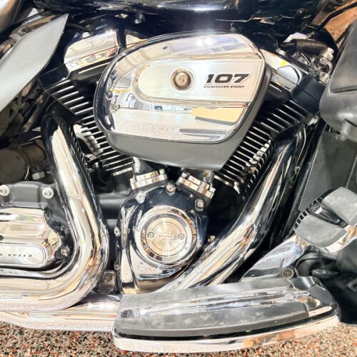 2018 FLHTK Harley-Davidson® Ultra Limited Vivid Black thumb 3