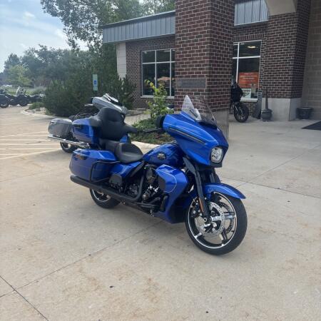 2025 Harley-Davidson® Street Glide® Ultra Blue Burst - Black Finish thumb 3
