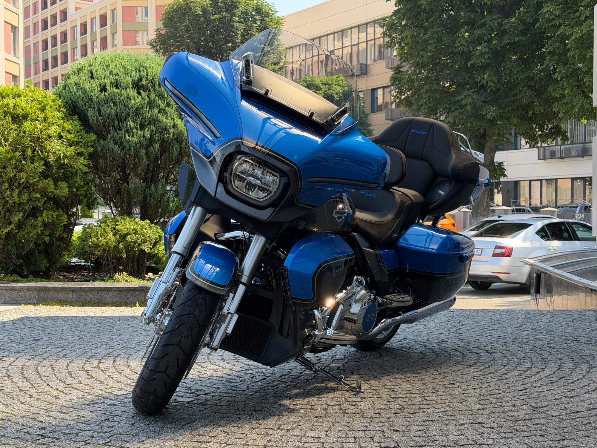 2026 Harley-Davidson® CVO Street Glide Limited Electric Coast CVO Two-Tone