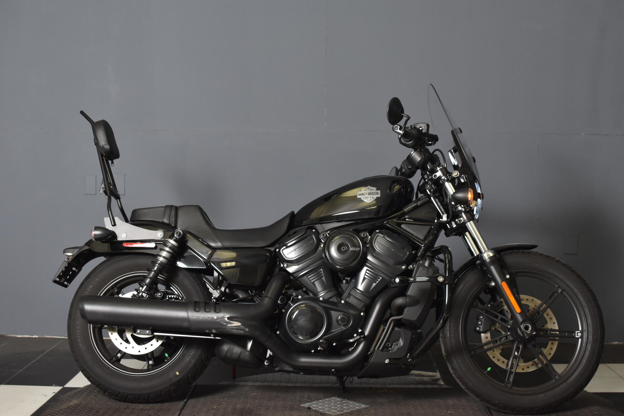 2025 Harley-Davidson® Nightster® Vivid Black RH975 | Desert Wind