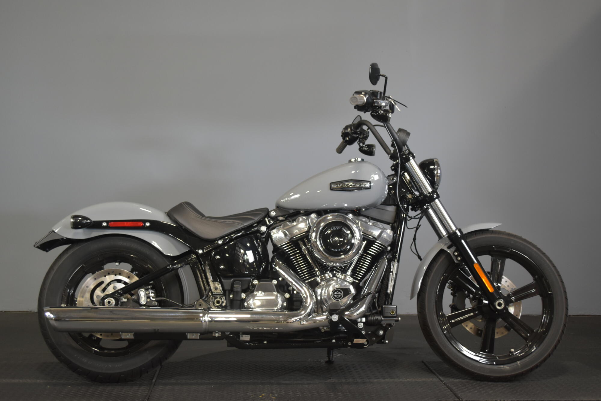 2026 Harley-Davidson® Street Bob® Dark Billiard Gray Chrome Cast