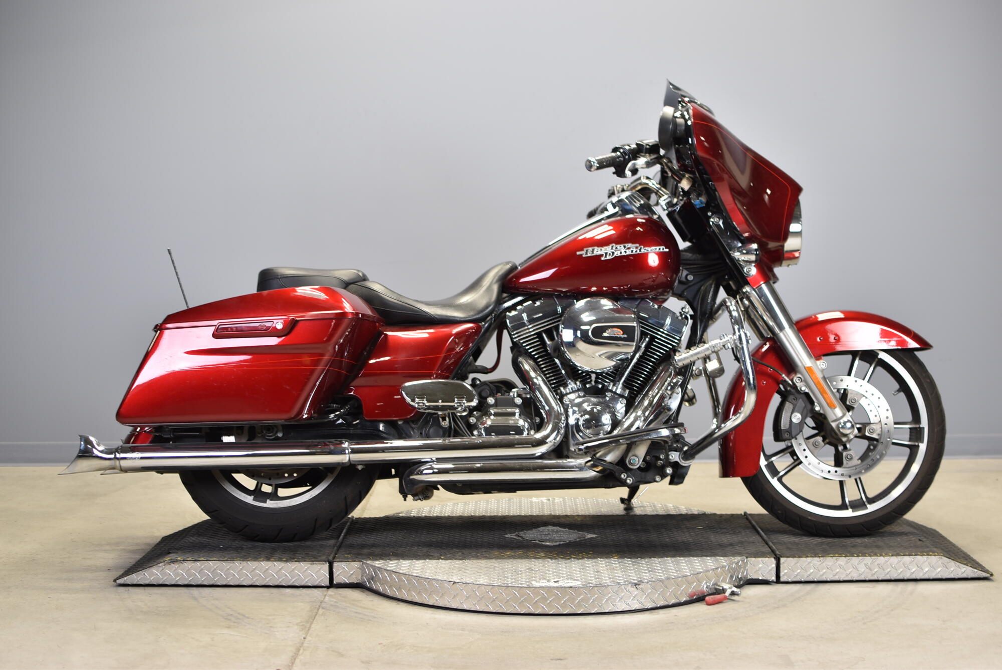 2021 Harley-Davidson® Road Glide® Limited Vivid Black | Avalanche