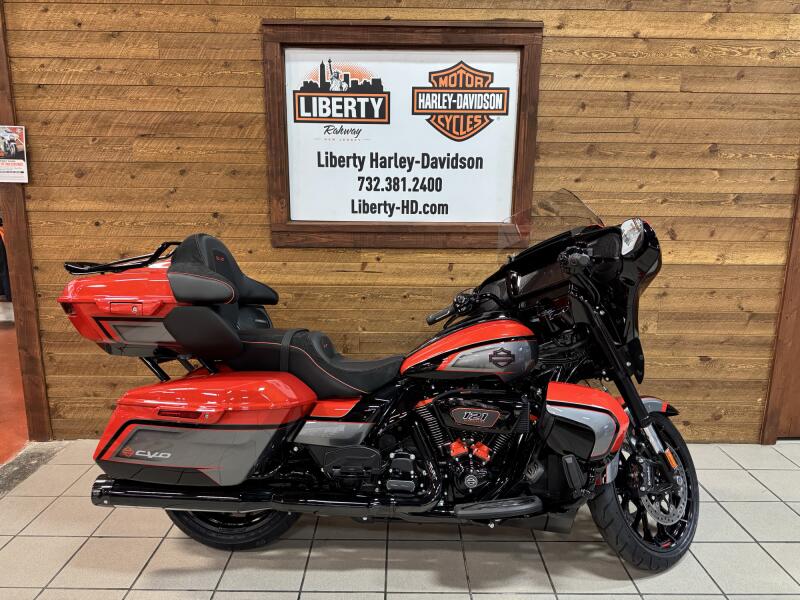 2026 Harley-Davidson® CVO Street Glide Limited Citrus Heat CVO Tri-Tone FLHXLSE