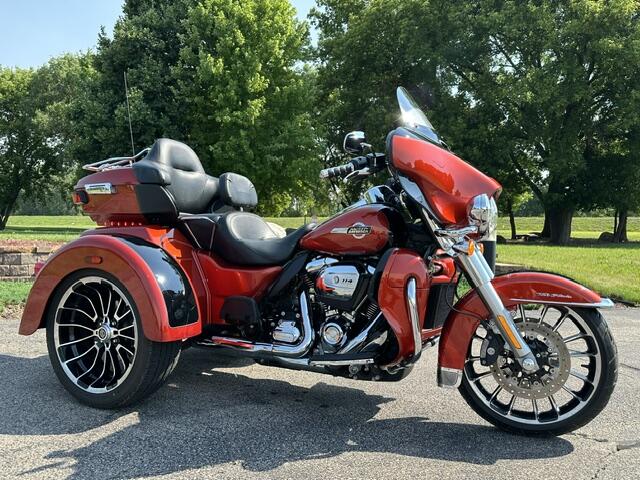 2025 Harley-Davidson® Tri Glide® Ultra Whiskey Fire / Vivid Black