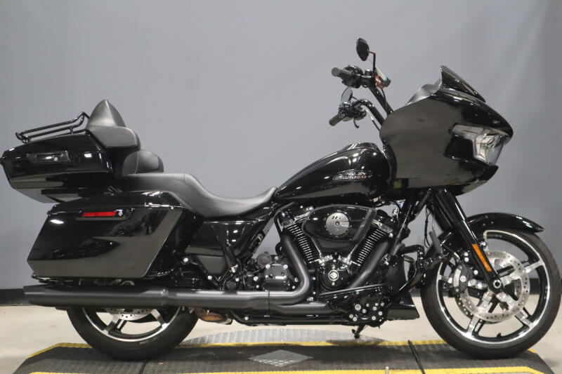 2024 Harley-Davidson® Road Glide® Vivid Black - Black Finish
