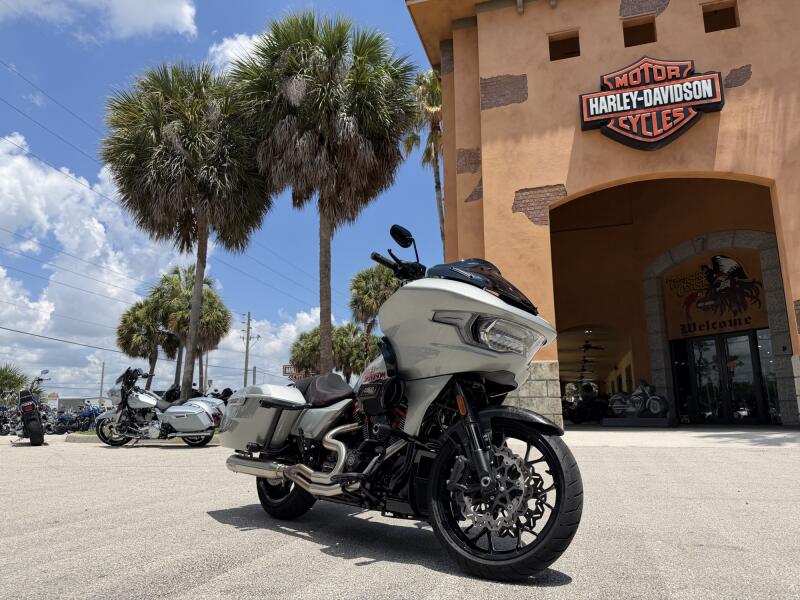 Harley-Davidson® CVO™ Road Glide™ ST 2025