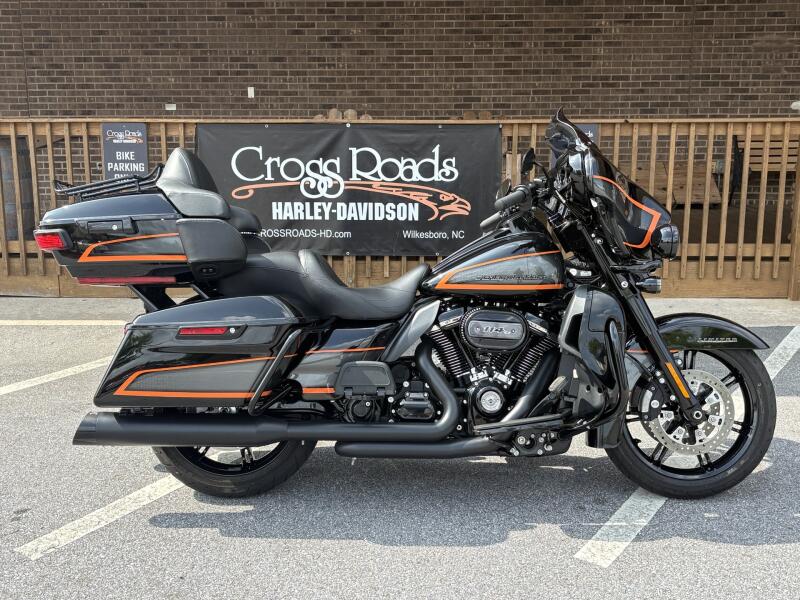 2022 Ultra Limited Apex Black Trim