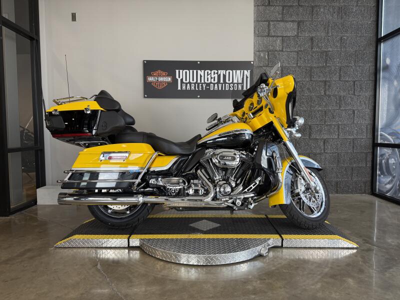 2012 Harley-Davidson® CVO™ Ultra Classic® Electra Glide® FLHTCUSE