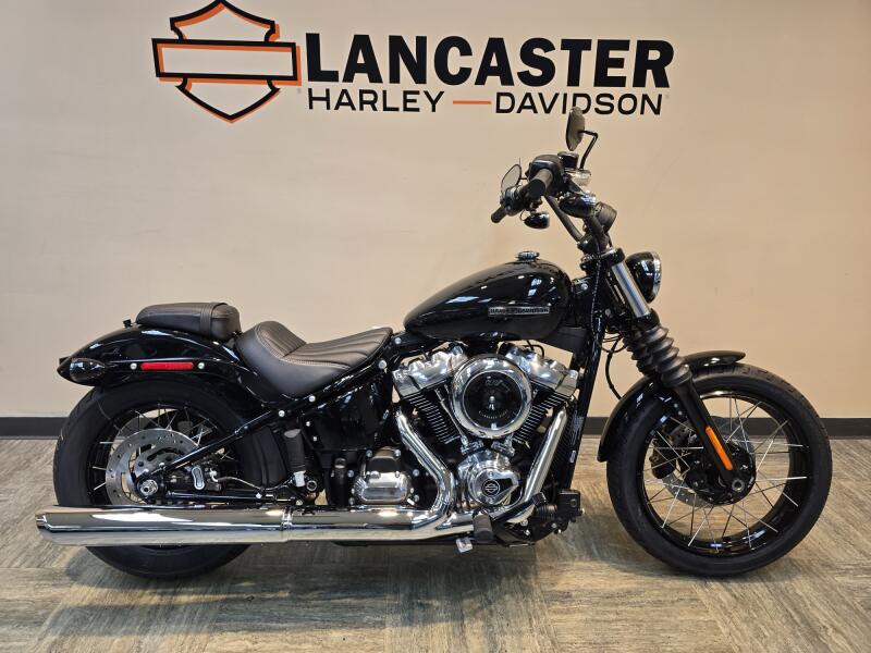 2026 Harley-Davidson® Street Bob® Vivid Black Chrome Laced Wheels FXBB