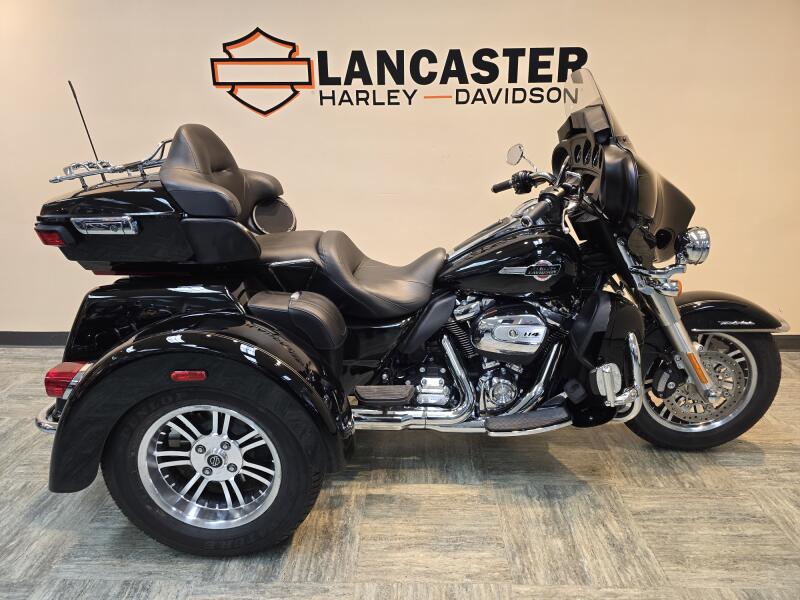 2024 Harley-Davidson® Tri Glide® Ultra Vivid Black FLHTCUTG