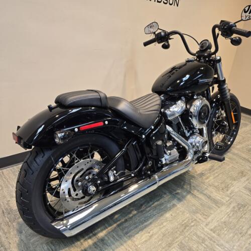 2026 Harley-Davidson® Street Bob® Vivid Black Chrome Laced Wheels FXBB thumb 3