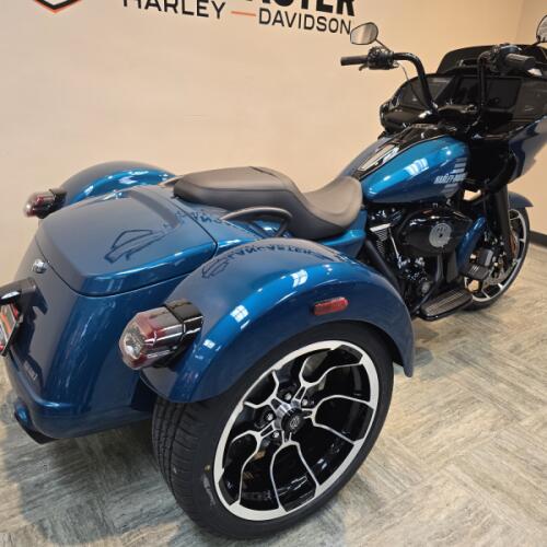 2026 Harley-Davidson® Road Glide 3 Teal Thunder FLTRT thumb 3