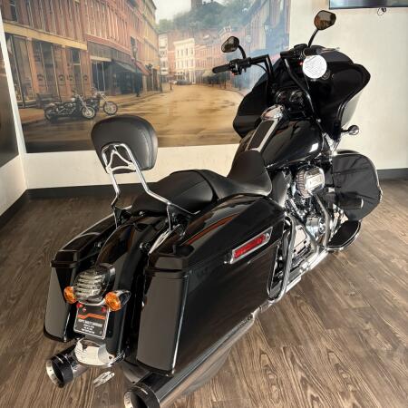 2024 Harley-Davidson® Road Glide™ Vivid Black thumb 1
