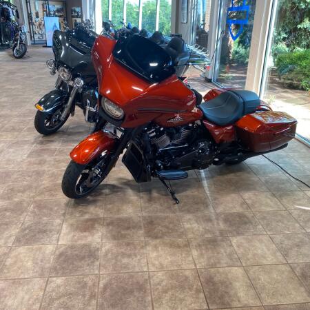 2025 Harley-Davidson® Street Glide™ thumb 3