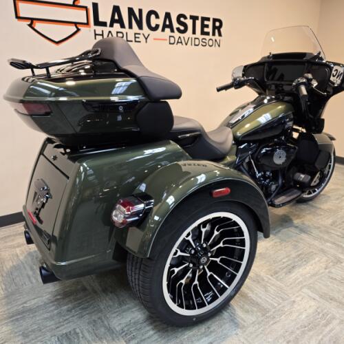 2026 Harley-Davidson® Street Glide 3 Limited Olive Steel Metallic / Vivid Black Black Trim FLHLT thumb 3
