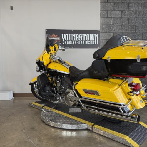 2012 Harley-Davidson® CVO™ Ultra Classic® Electra Glide® FLHTCUSE thumb 0