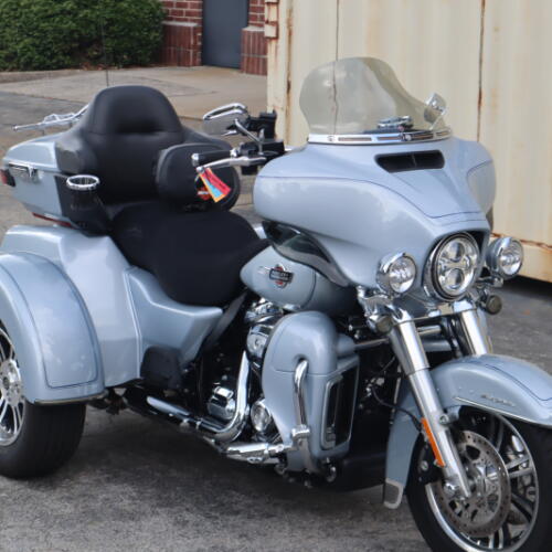 2023 Harley-Davidson® Tri Glide® Ultra Atlas Silver Metallic thumb 1