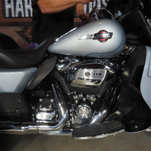 2023 Harley-Davidson® Tri Glide® Ultra FLHTCUTG thumb 2
