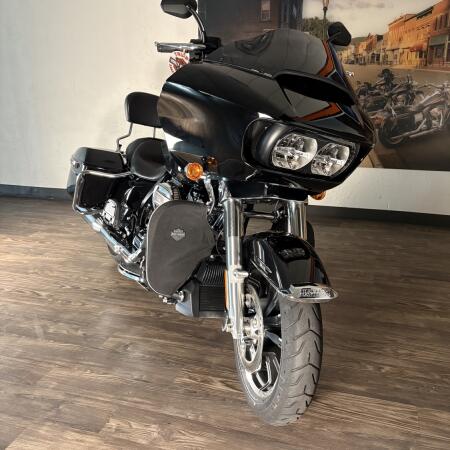 2024 Harley-Davidson® Road Glide™ Vivid Black thumb 2