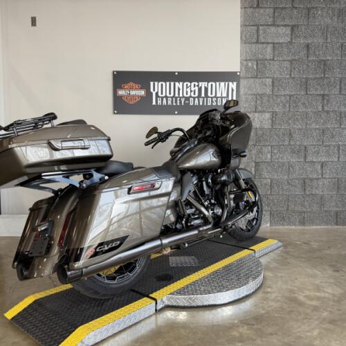 2021 Harley-Davidson® CVO™ Road Glide® FLTRXSE thumb 3