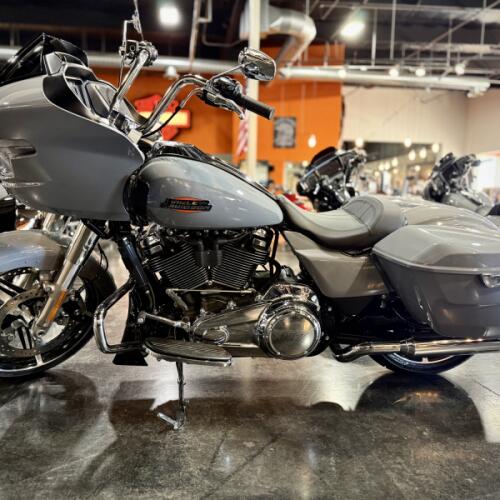 2026 Harley-Davidson® Road Glide® Dark Billiard Gray Chrome Trim thumb 2