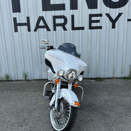 2012 Harley-Davidson® Ultra Classic™ Electra Glide® White Hot Pearl thumb 3