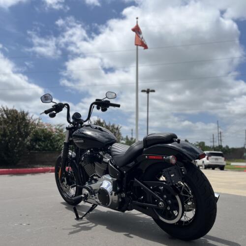 2026 Harley-Davidson® FXBB Street Bob® Vivid Black thumb 0