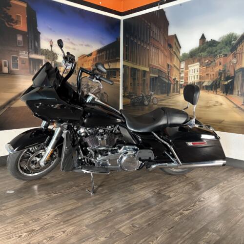 2024 Harley-Davidson® Road Glide™ Vivid Black thumb 3