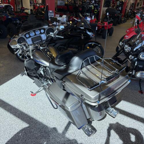 2017 Harley-Davidson® FLHTKSE CVO™ Limited thumb 2