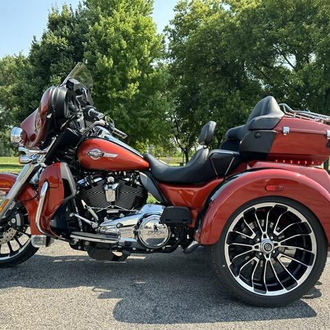 2025 Harley-Davidson® Tri Glide® Ultra Whiskey Fire / Vivid Black thumb 2