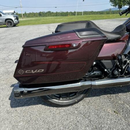2024 Harley-Davidson® CVO™ Street Glide® Copperhead thumb 3