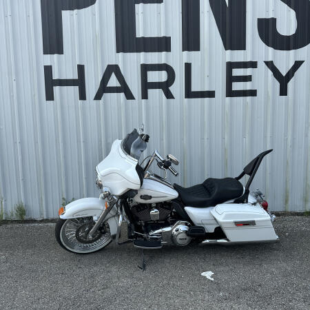 2012 Harley-Davidson® Ultra Classic™ Electra Glide® White Hot Pearl thumb 2
