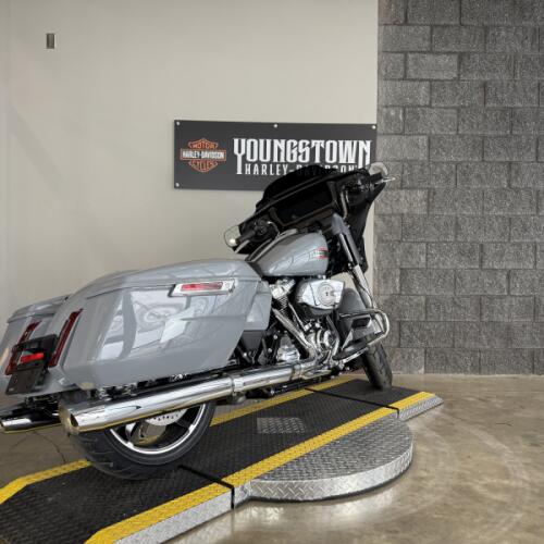 2026 Harley-Davidson® Street Glide® FLHX thumb 2