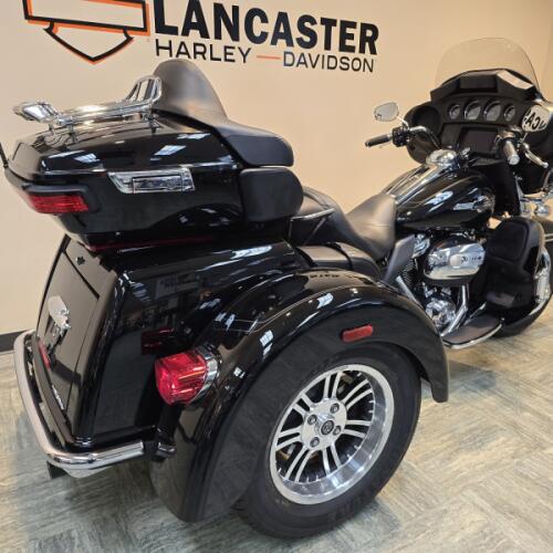 2024 Harley-Davidson® Tri Glide® Ultra Vivid Black FLHTCUTG thumb 3