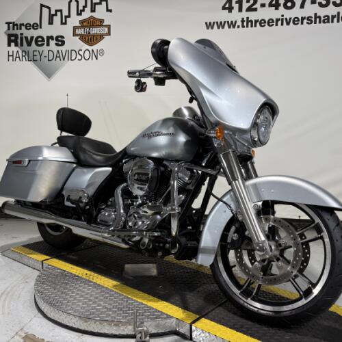 2014 Harley-Davidson® Street Glide® Brilliant Silver thumb 2
