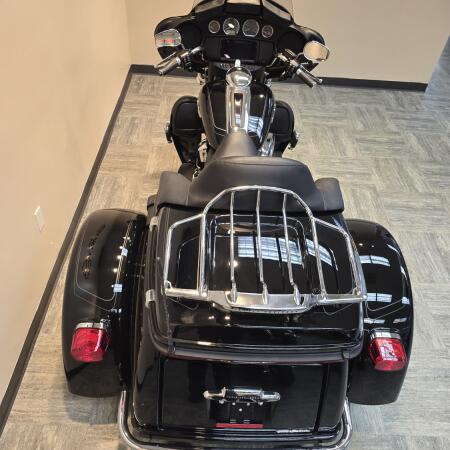 2024 Harley-Davidson® Tri Glide® Ultra Vivid Black FLHTCUTG thumb 1