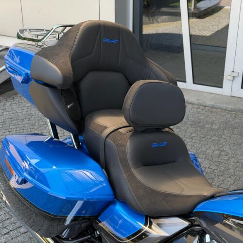 2026 Harley-Davidson® CVO Street Glide Limited Electric Coast CVO Two-Tone thumb 1