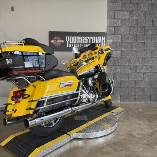 2012 Harley-Davidson® CVO™ Ultra Classic® Electra Glide® FLHTCUSE thumb 2