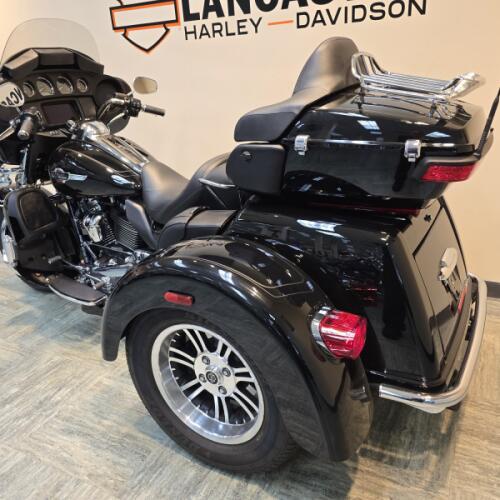2024 Harley-Davidson® Tri Glide® Ultra Vivid Black FLHTCUTG thumb 0