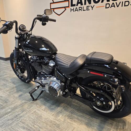 2026 Harley-Davidson® Street Bob® Vivid Black Chrome Laced Wheels FXBB thumb 0