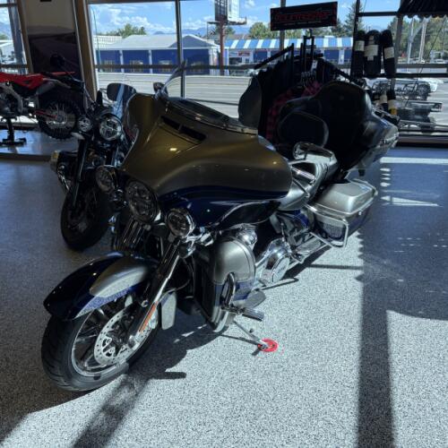 2017 Harley-Davidson® FLHTKSE CVO™ Limited thumb 3