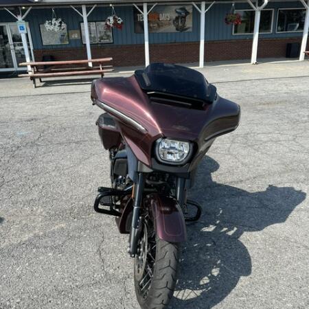 2024 Harley-Davidson® CVO™ Street Glide® Copperhead thumb 2