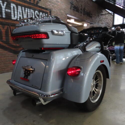 2023 Harley-Davidson® Tri Glide® Ultra FLHTCUTG thumb 0