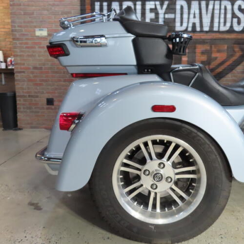 2023 Harley-Davidson® Tri Glide® Ultra FLHTCUTG thumb 1