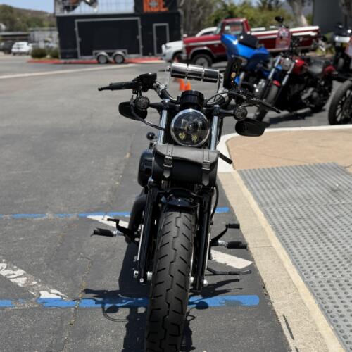 2013 Harley-Davidson® 1200 Custom Vivid Black Black Trim thumb 3