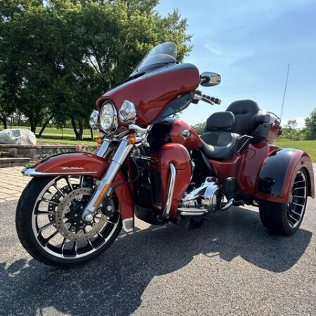 2025 Harley-Davidson® Tri Glide® Ultra Whiskey Fire / Vivid Black thumb 3