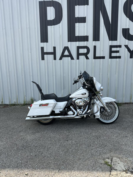 2012 Harley-Davidson® Ultra Classic™ Electra Glide® White Hot Pearl