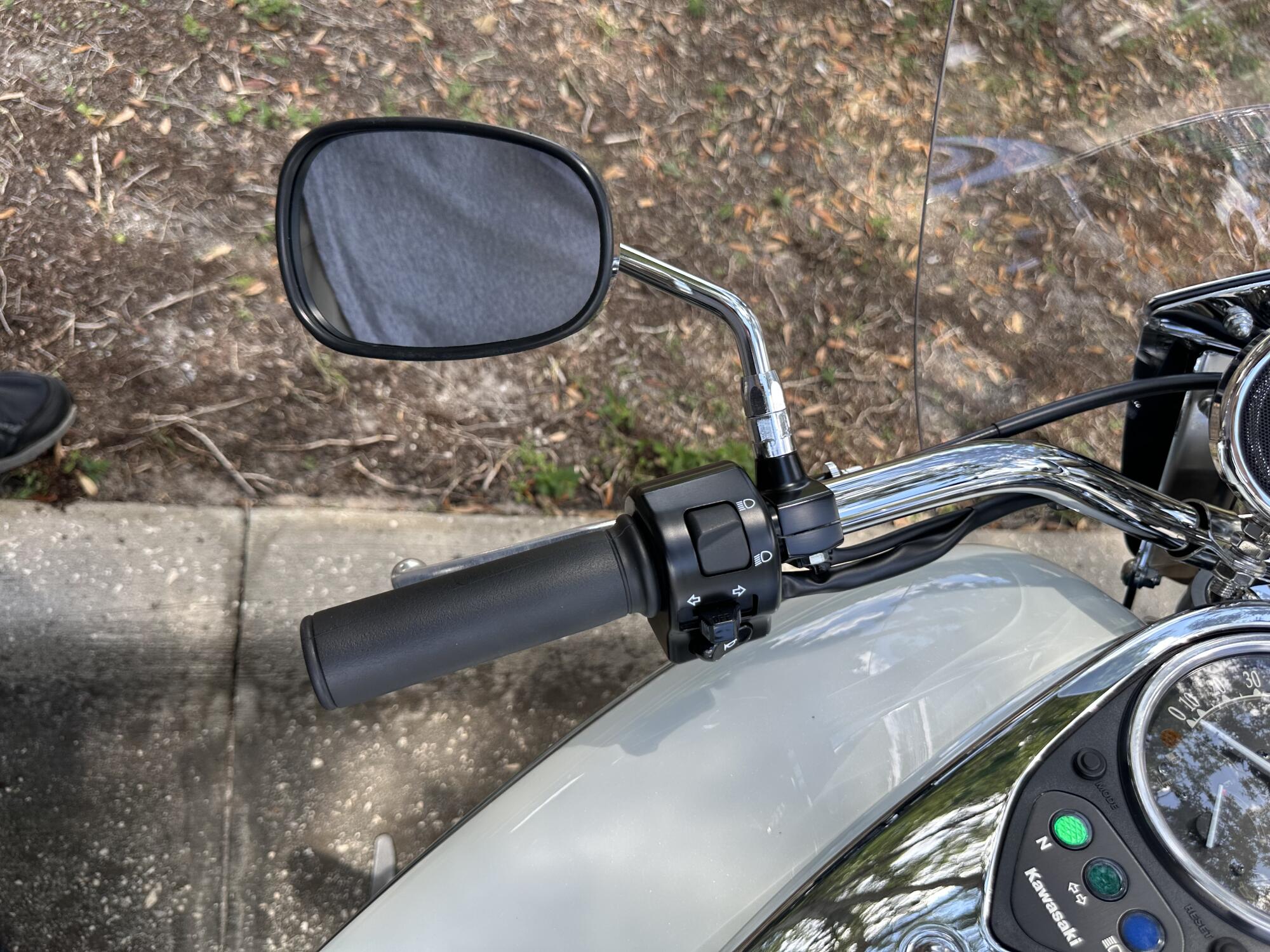 2022 Kawasaki Vulcan® 900 Classic LT Pearl Robotic White/Pearl Nightshade Teal, photo 12