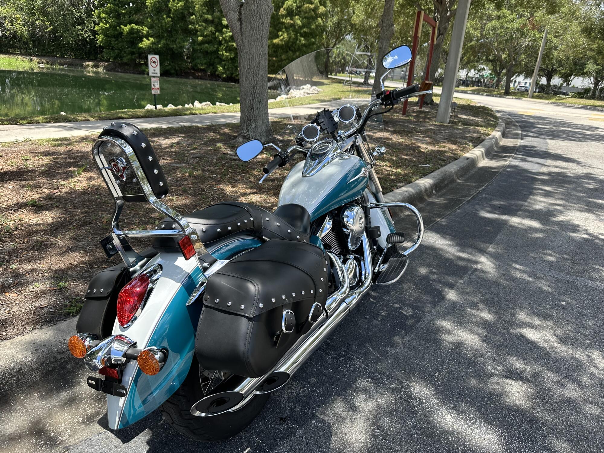 2022 Kawasaki Vulcan® 900 Classic LT Pearl Robotic White/Pearl Nightshade Teal, photo 8