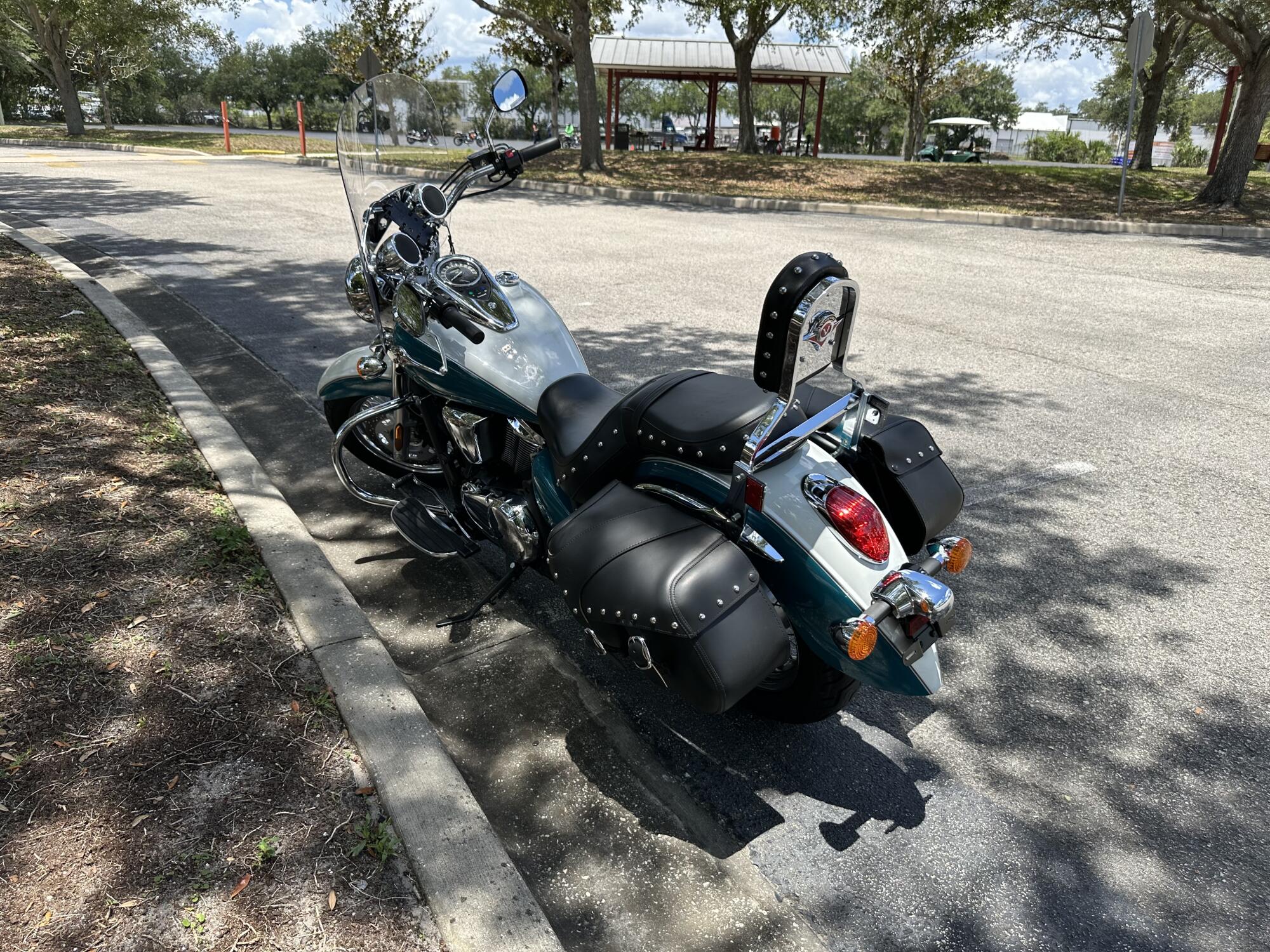 2022 Kawasaki Vulcan® 900 Classic LT Pearl Robotic White/Pearl Nightshade Teal, photo 6